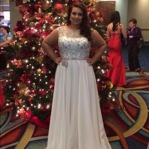 WHITE Sherri hill gown. 18